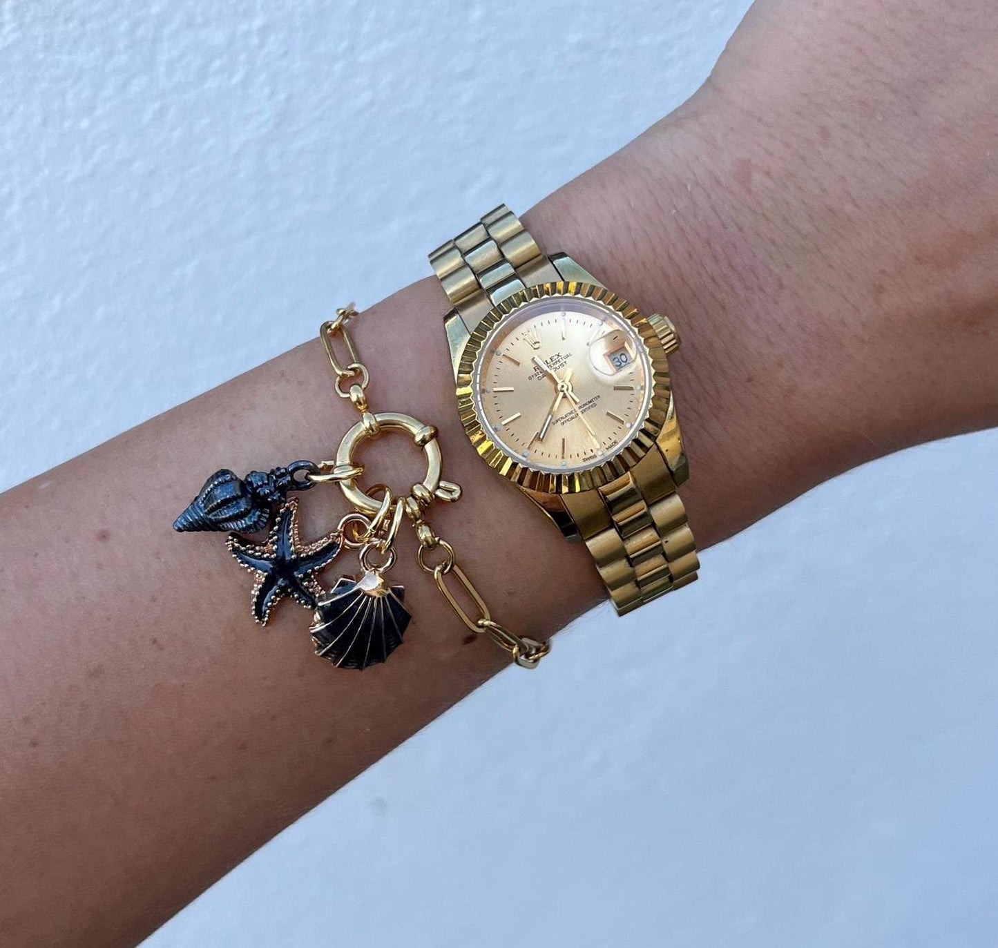 Black Shimmery Seashells Charm Bracelet