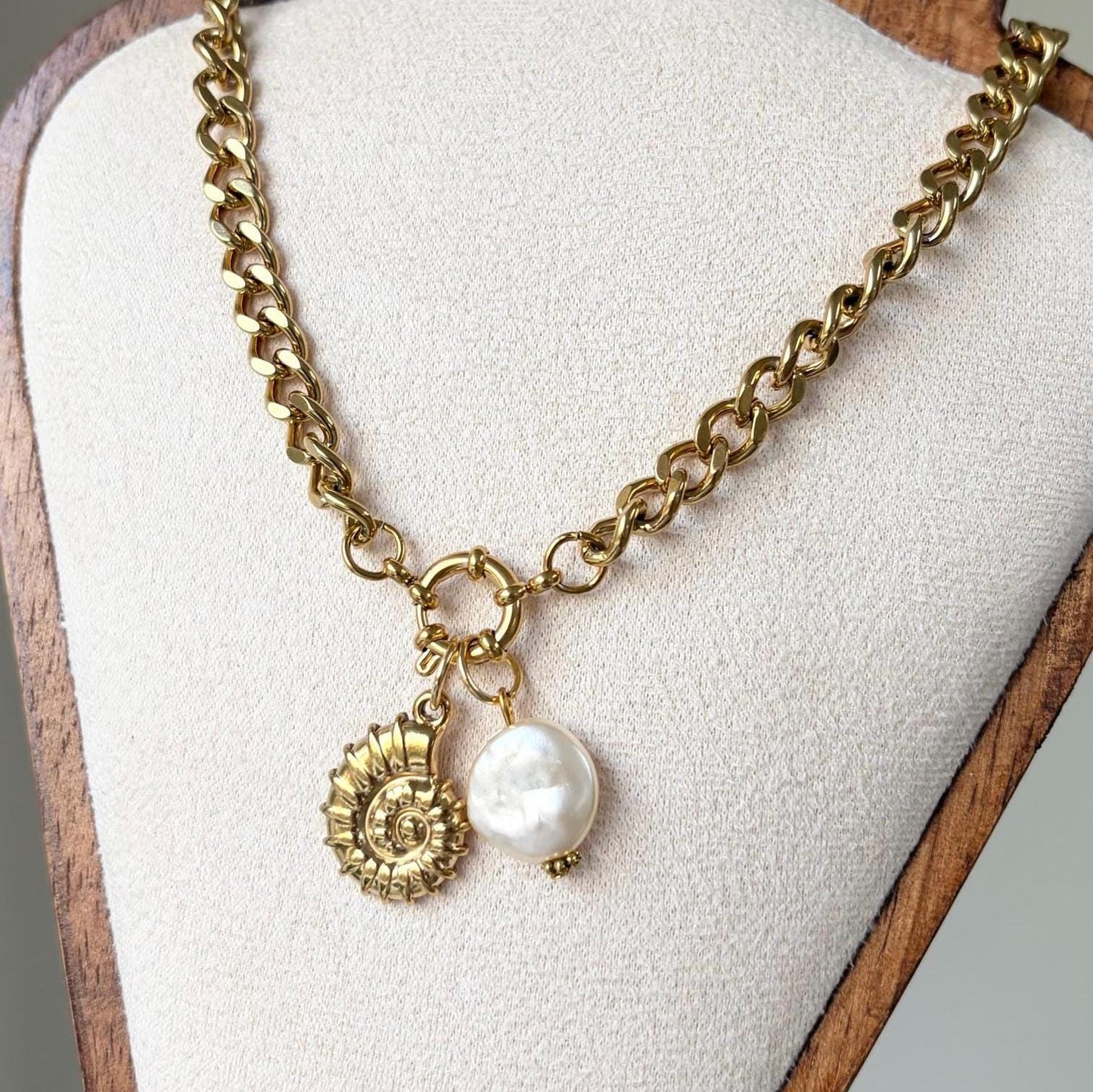 Seashell Pearl Chunky Chain Pendant Necklace